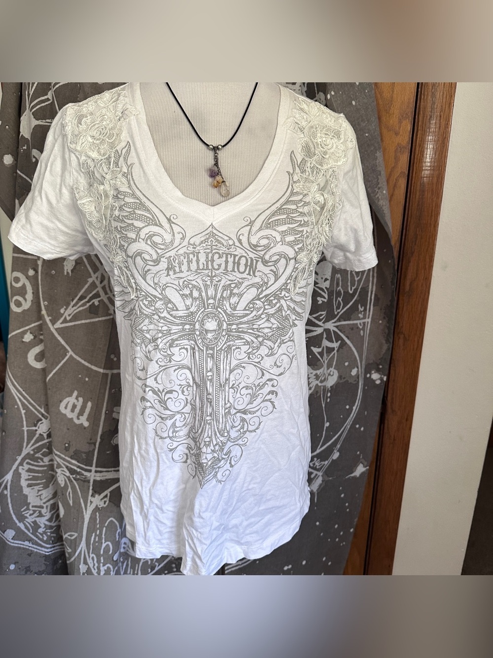 VINTAGE Y2K Affliction Lorelei wings floral distressed back v-neck shirt sz Med